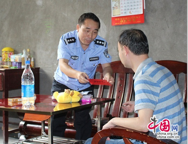 易泽龙为困难戒毒回归人员送温暖（李张念 摄）.jpg