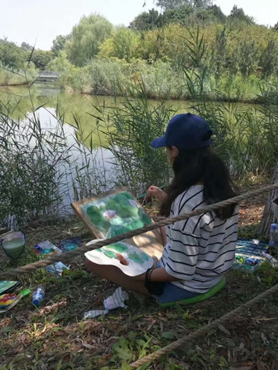 益童之家的孩子在水边画画.jpg
