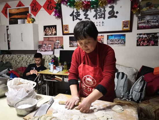 何江萍给孩子们包饺子.jpg