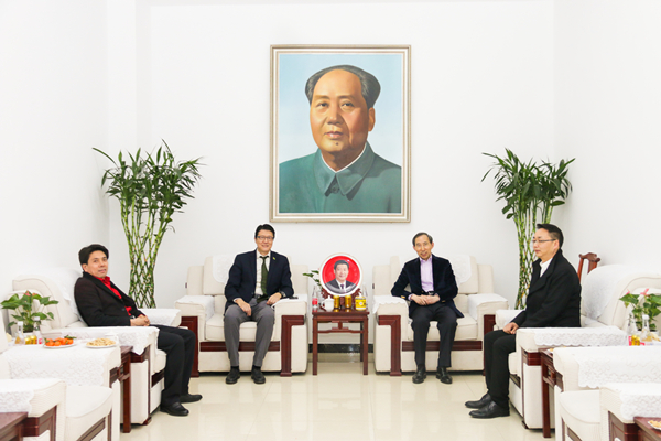 龙宇翔主席（右二）与牙买加驻华大使丘伟基（左二）进行会谈.jpg