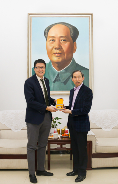 龙宇翔（右）向牙买加大使丘伟基（左）赠送礼物.jpg