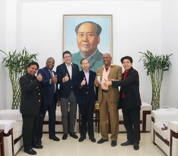 拉丁美洲大使一行人在体验中医魅力后合影.jpg