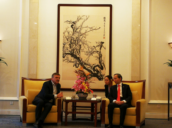 龙宇翔与雷尼•法赛尔会谈.jpg