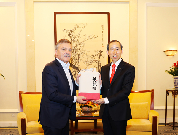 龙宇翔向雷尼•法赛尔赠送茶礼.jpg