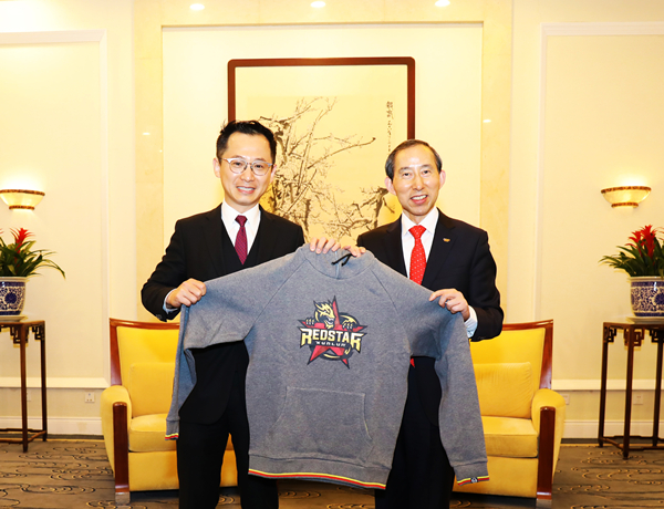 龙宇翔向胡文新赠送昆仑鸿星冰球俱乐部球衣.jpg