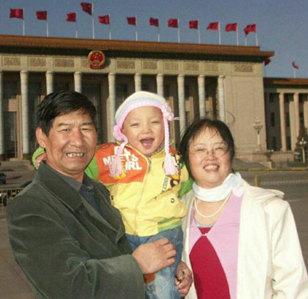 刘抗美（左）与丈夫、孩子在一起.jpg