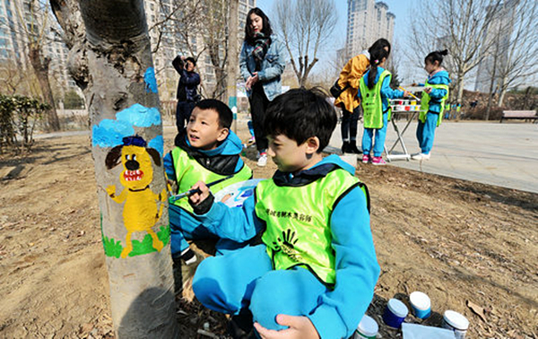 史家小学学生画树画为小树穿“花衣”.jpg