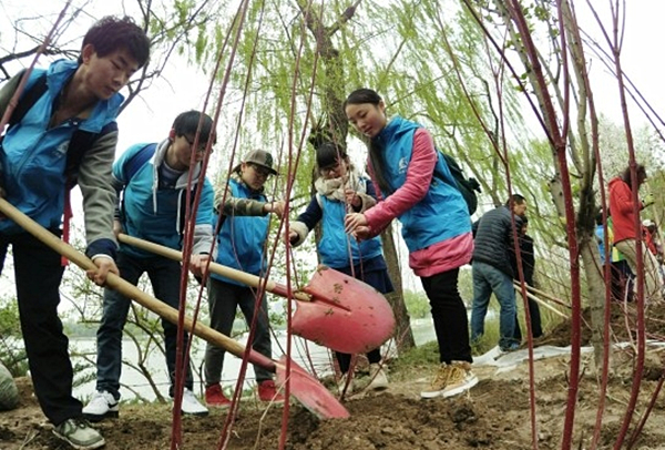 志愿者参加义务植树.jpg