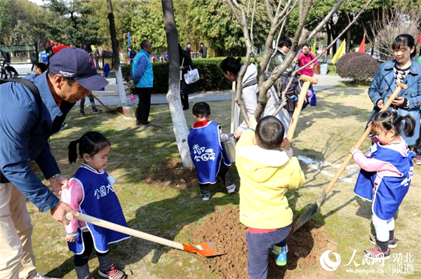 学雷锋精神植树认养公益活动 118个家庭认养“慈善林”.jpg