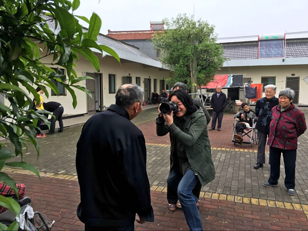 凌万兵在为老人拍照。.jpg