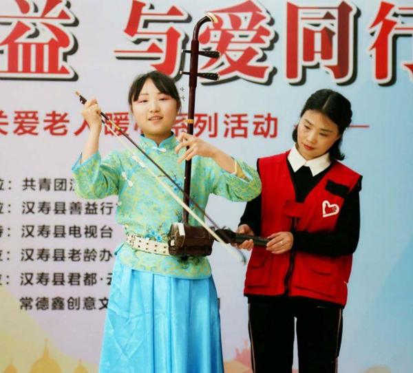 13岁小姑娘夏恩子表演二胡独奏《战马奔腾》.jpg