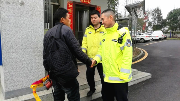 寻找365天后，周友保再次在高速公路上相遇恩人.jpg