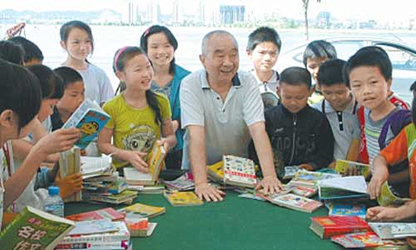 刘图恥为农村学生捐书现场.jpg