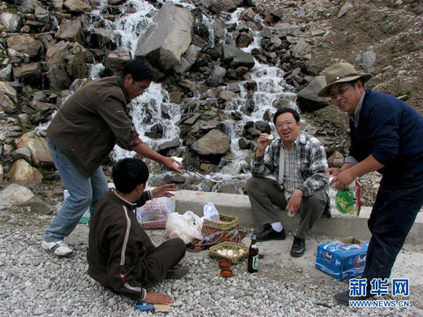 钟扬与西藏大学师生在西藏采集种子。这是他们在户外吃午饭.jpg