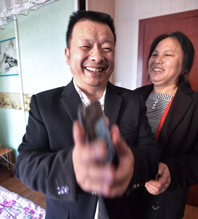 王明清夫妇看到比对成功的消息激动不已。.jpg