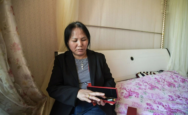 4月2日，在成都市龙泉驿区十陵镇，王明清的妻子为即将相见的女儿准备见面礼物。.jpg