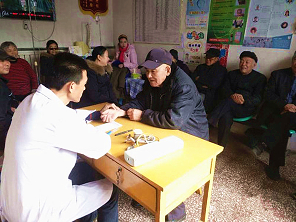 徐宏业为村民问诊.jpg