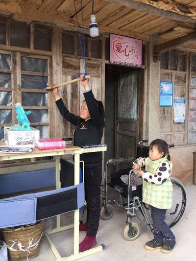 刘秀娟和孩子们在一起.jpg
