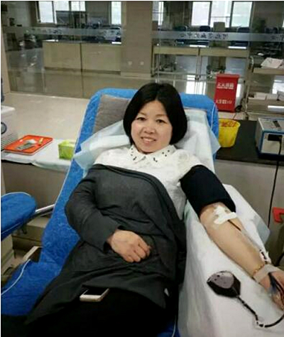 黄琼姣在捐献机采成分血。.jpg