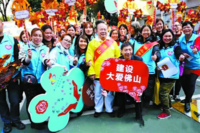 蔡银月和迎悦手工爱心帮扶协会志愿者们参加佛山元宵慈善万人行活动，传递公益正能量。.jpg