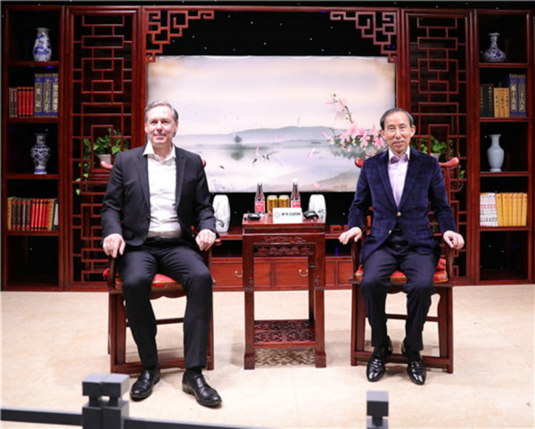 演播室合影_1.jpg