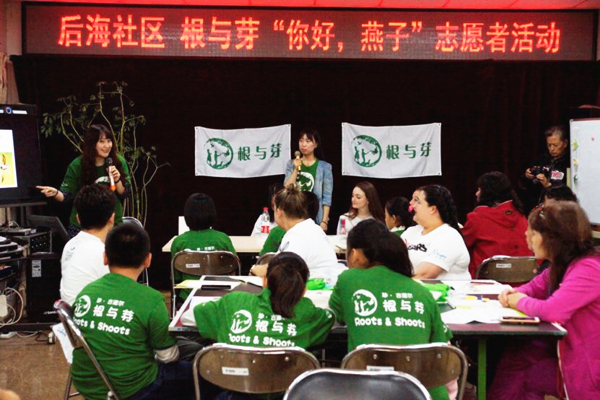 主持人向学生和志愿者们介绍本次活动.JPG