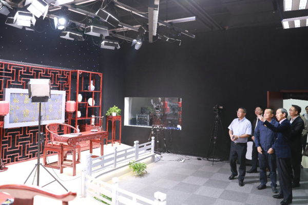 龙宇翔和刘淼一行参观中华善德网演播厅.jpg