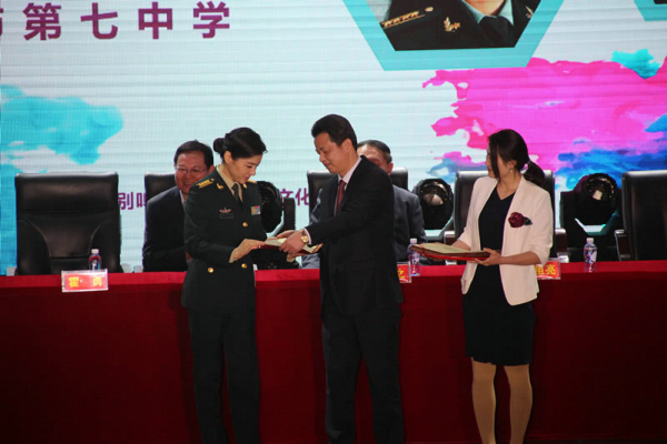校长李世明为陈思思颁发《校友导师聘书》.jpg