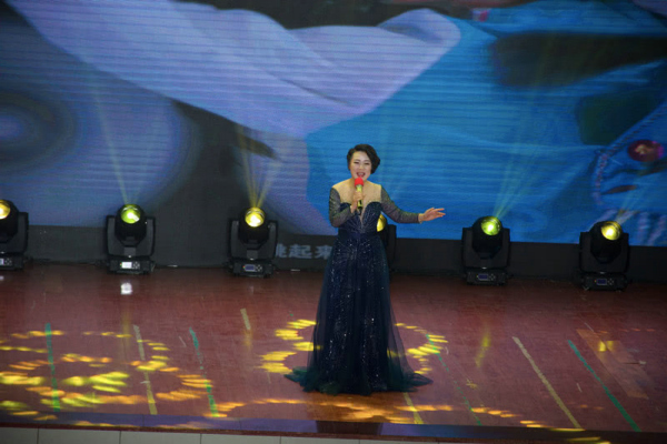 活动在宋歌《精彩时代》的演唱中拉开帷幕.jpg