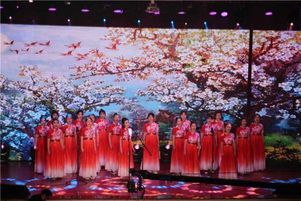 常德市第七中学艺术教师、艺术专业生带来古筝表演《站台风》、合唱《哥哥不来花不开》《我的爱人你可听见》《拥抱新时代》02.jpg