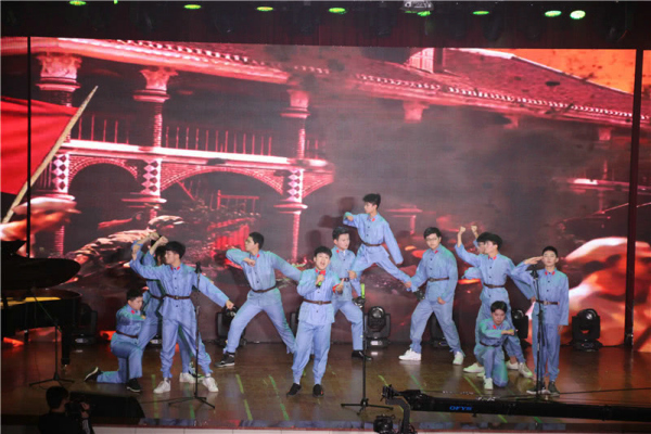 常德市第七中学艺术教师、艺术专业生带来古筝表演《站台风》、合唱《哥哥不来花不开》《我的爱人你可听见》《拥抱新时代》03.jpg