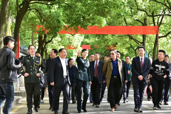 嘉宾们参观常德市第七中学校园、校史馆和艺术教育中心01.jpg