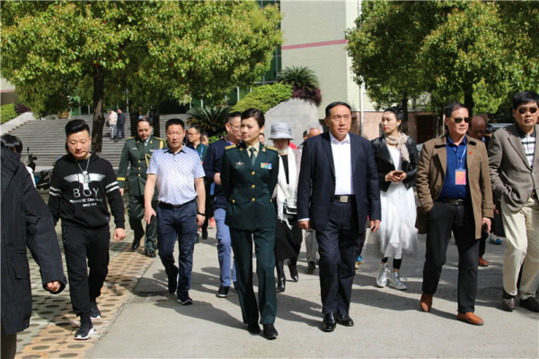 嘉宾们参观常德市第七中学校园、校史馆和艺术教育中心02.jpg