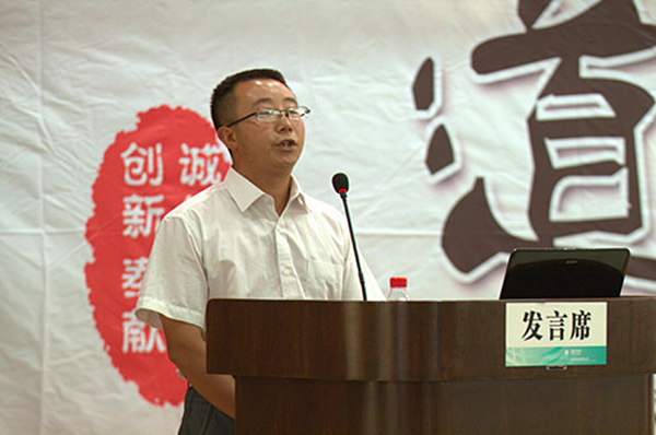 张义波在当地政府举办的道德讲堂上作报告.jpg