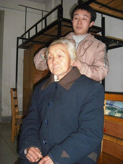 张义波在给奶奶梳头.jpg
