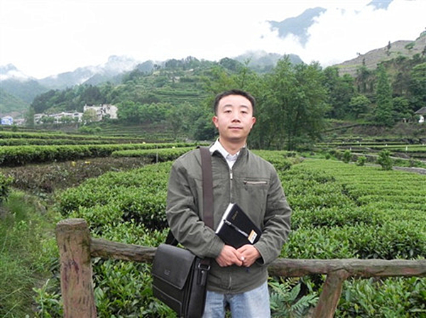 为了帮乡亲们寻找致富路，张义波经常跑到田间地头进行调查。.jpg