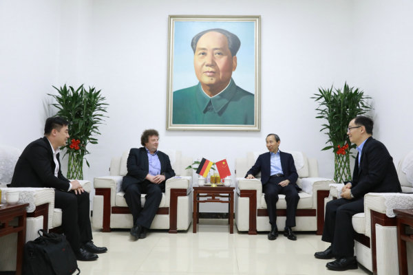 龙宇翔（右二）与于尔根·海席勒（左二）会谈_1.jpg