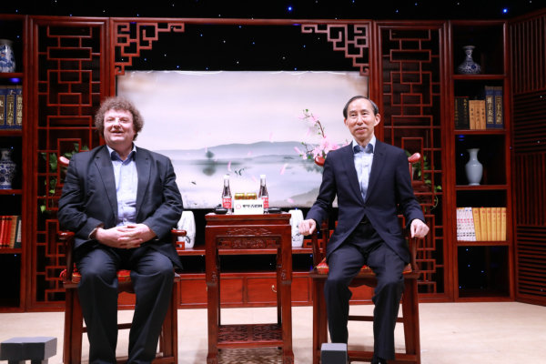 龙宇翔（右）与于尔根·海席勒在中华善德网演播厅合影_1.jpg
