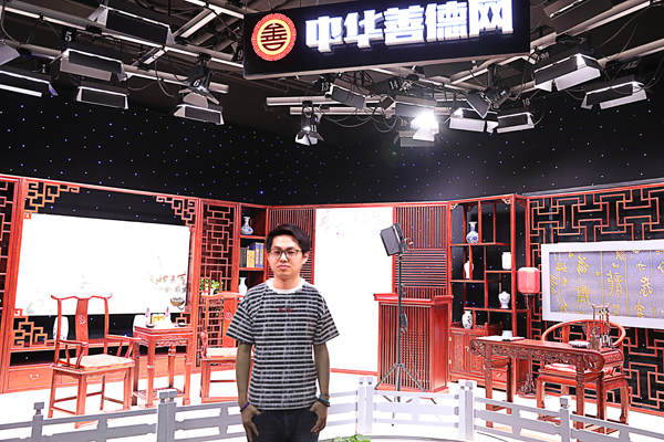 李海洋在中华善德网演播厅.jpg
