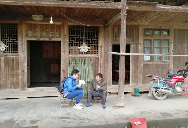 张斯宇与帮联户交谈.jpg