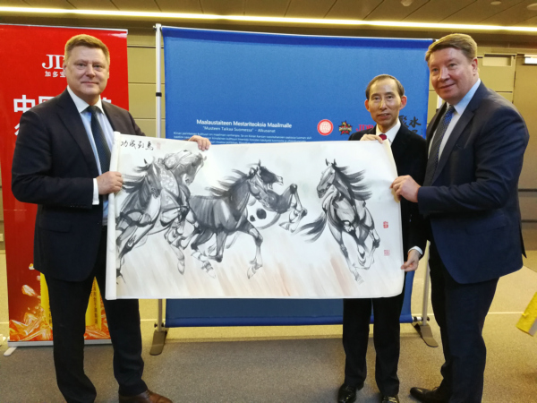 1龙宇翔向芬兰政府赠送书画家郎军国画作品.jpg
