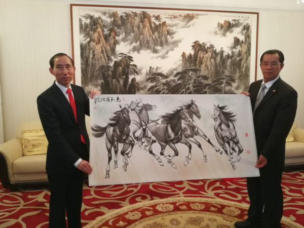 1龙宇翔向桂从友赠送书画家郎军国画作品.jpg