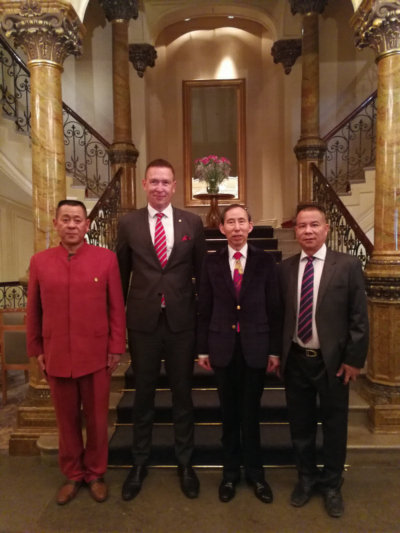 4合影.jpg