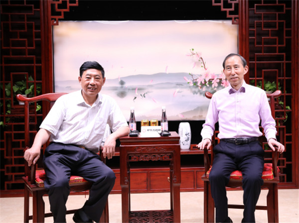 龙宇翔（右）与彭武长在中华善德网演播厅合影.jpg