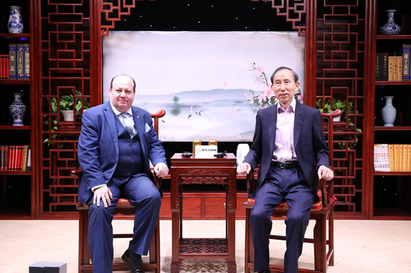 龙宇翔（右）与迈克尔·巴克马斯特·布朗在中华善德网演播厅合影.jpg