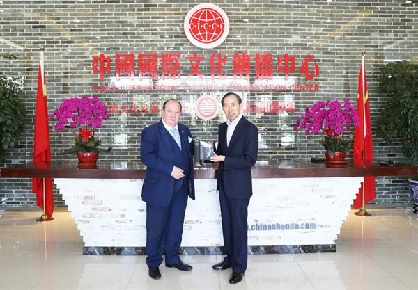 迈克尔·巴克马斯特·布朗赠送书籍给龙宇翔.jpg