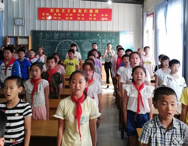 学生们课堂上朗诵经典.jpg