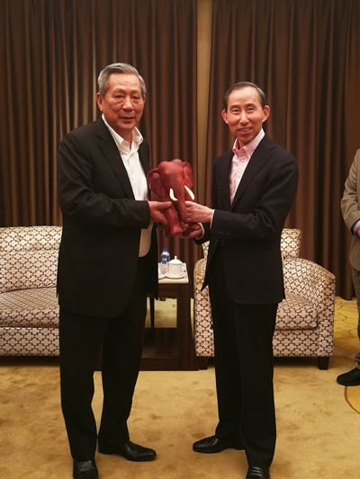 2、披尼向龙宇翔赠送纪念品.jpg