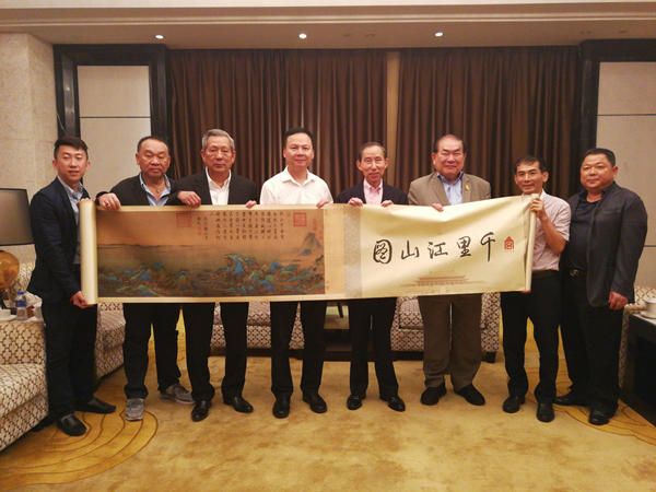 5、龙宇翔向披尼赠送“千里江山图”.jpg