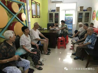 04几年前，她就自愿报名成为小区楼长.jpg